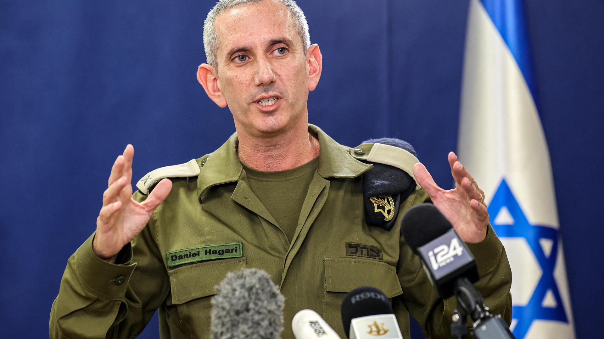 Der Israëlische Armeesprecher Daniel Hagari informeert de Presse.