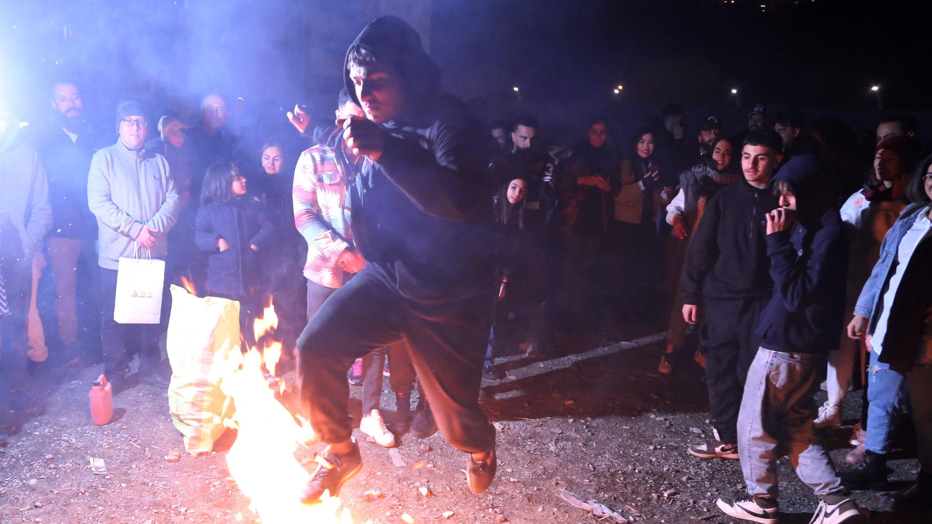 Ein Mann springt in der iranischen Hauptstadt Teheran über ein Feuer anlässlich des Noruz-Festes. Ein Mann springt in der iranischen Hauptstadt Teheran über ein Feuer anlässlich des Noruz-Festes.
