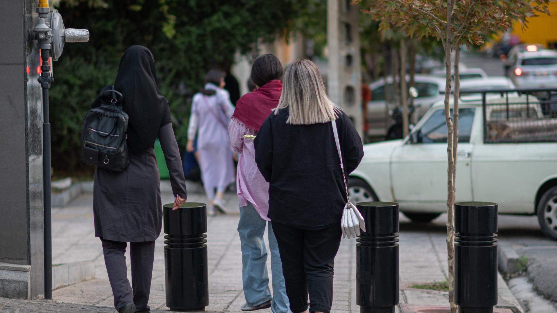 Frauen mit und ohne Kopftuch gehen eine StraÃe in der iranischen Hauptstadt entlang. Kurz bevor sich der Tod der Protestikone Jina Mahsa Amini erstmals jährt, verschärft Irans Staatsführung den Kurs. Die Sittenwächter zur Kontrolle der Kopftuchpflicht sind zurück. Doch der Widerstand in der Gesellschaft wächst. (zu dpa Â«Die Moralpolizei ist zurück - Irans Frauen unerschrockenÂ»)