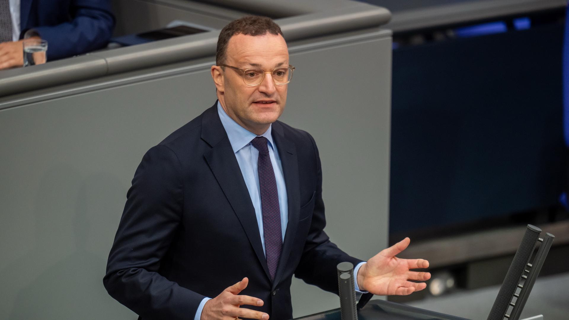 Jens Spahn, CDU/CSU Fraktionsvorsitzender im Bundestag, spricht im Bundestag und gestikuliert. Jens Spahn, CDU/CSU Fraktionsvorsitzender im Bundestag, spricht im Bundestag und gestikuliert.