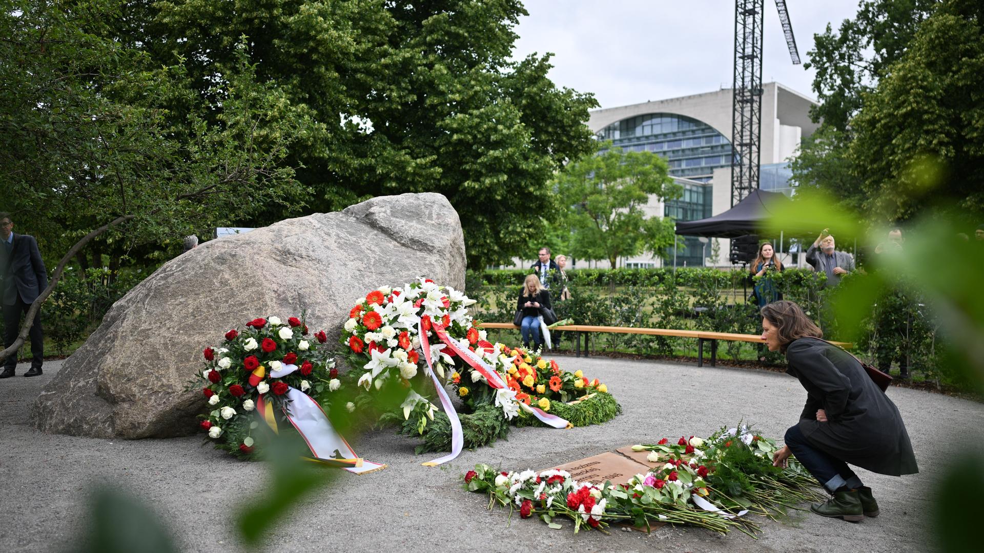 Eine Frau legt während der Übergabe eines temporären Denkmals zur Erinnerung an die polnischen Opfer des Zweiten Weltkriegs und der deutschen Gewaltherrschaft in Berlin eine Blume ab. Eine Frau legt während der Übergabe eines temporären Denkmals zur Erinnerung an die polnischen Opfer des Zweiten Weltkriegs und der deutschen Gewaltherrschaft in Berlin eine Blume ab.