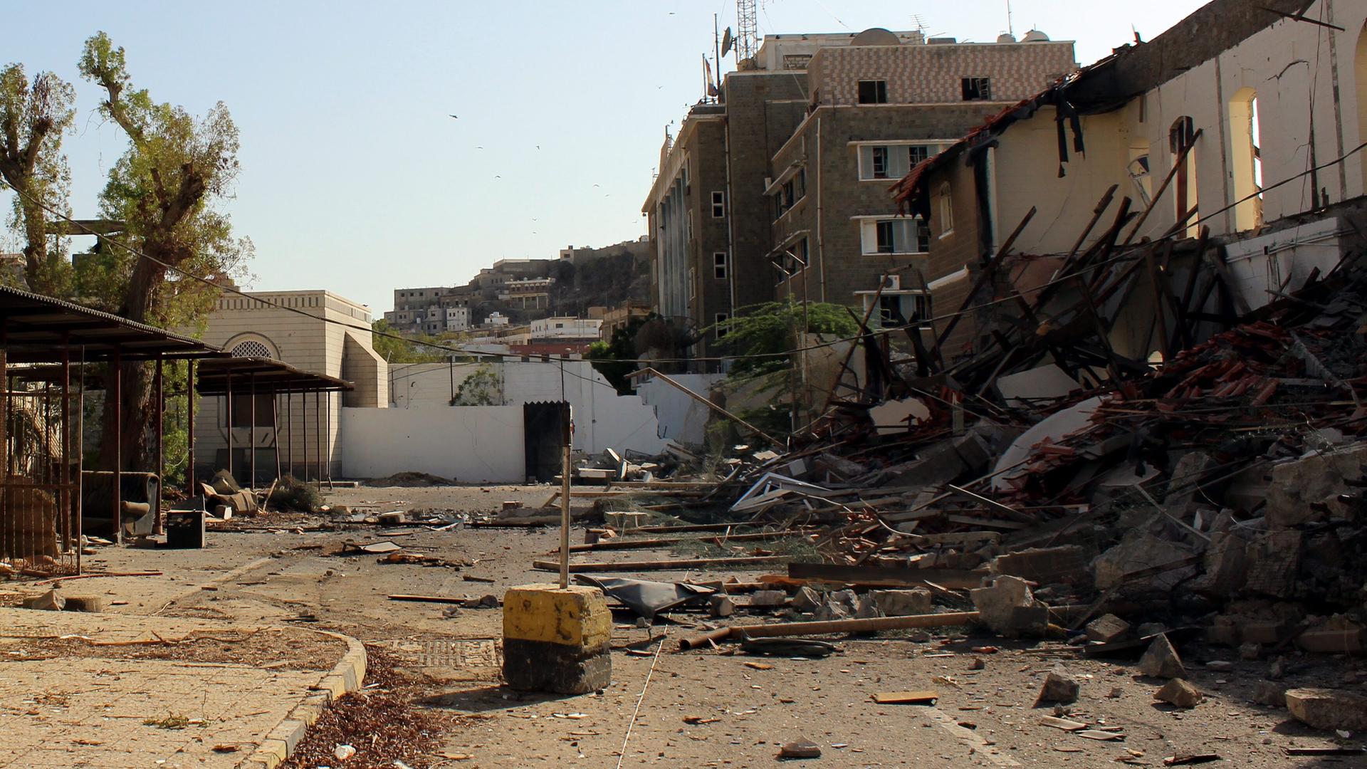 Das Foto zeigt eine Straßenszene in der Stadt Aden im Jemen. Dort hat eine Bombe Teile der Gebäude zerstört (Archivbild von 2015).
