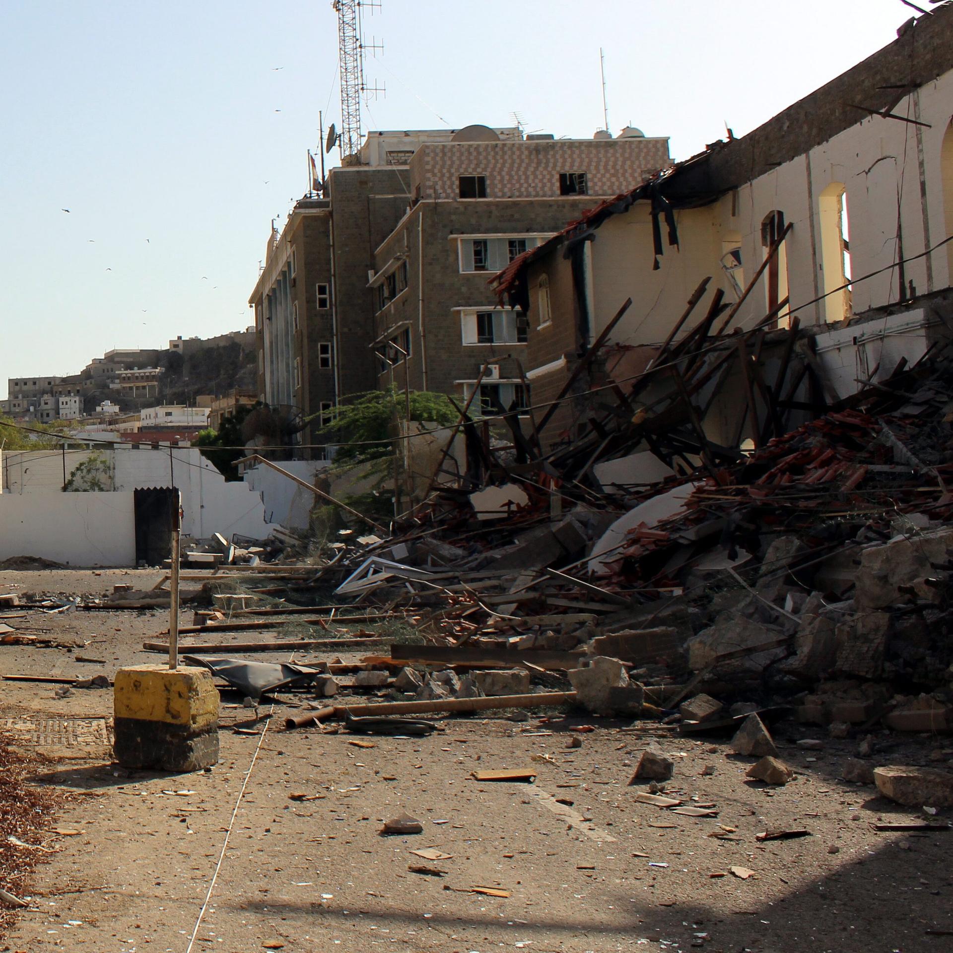 Das Foto zeigt eine Straßenszene in der Stadt Aden im Jemen. Dort hat eine Bombe Teile der Gebäude zerstört (Archivbild von 2015).