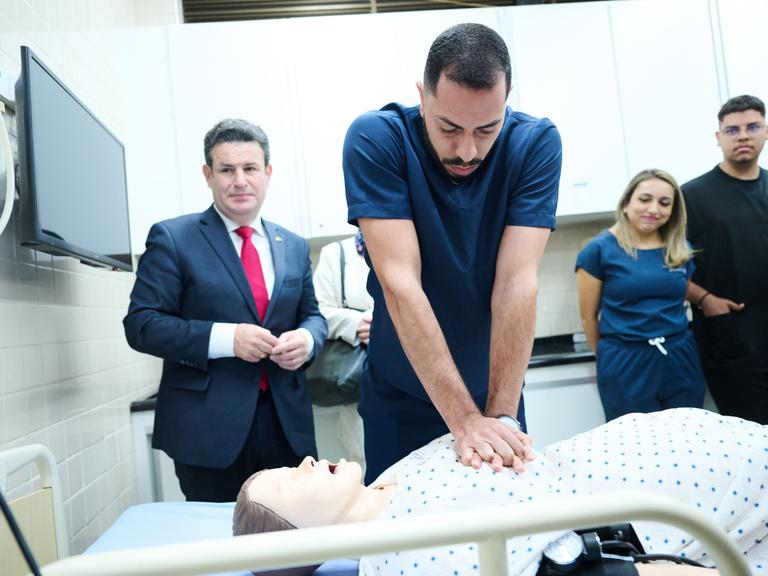 Hubertus Heil (SPD), Bundesminister für Arbeit und Soziales besucht auf seiner Lateinamerikareise in Brasilia eine katholische Universität, an der man in einem vierjährigen Studiengang zur Pflegekraft mit Bachelor-Abschluss absolvieren kann. Er guckt dem Studenten Paulo zu, wie er an einer Puppe simuliert.