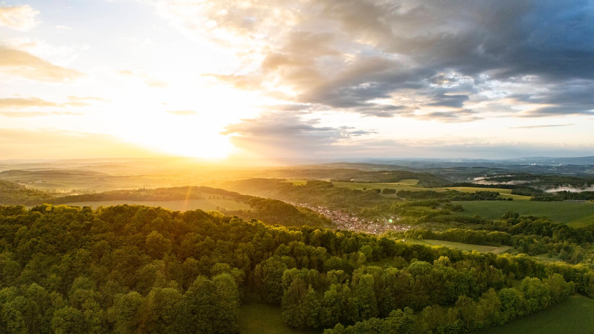 Blick auf den Ort Brehme im Eichsfeld  Aufnahme vom Ohmgebirge im Landkreis Eichsfeld in Thueringen. 