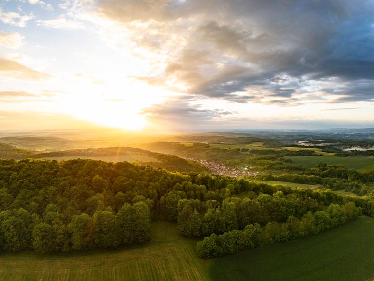Blick auf den Ort Brehme im Eichsfeld  Aufnahme vom Ohmgebirge im Landkreis Eichsfeld in Thueringen. 