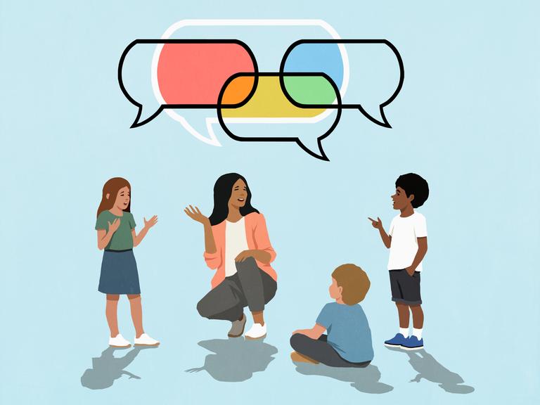 Illustration einer Lehrerin und ihren Schülern. Über ihnen schweben mehrfarbige, sich überlagernde Sprechblasen. Illustration einer Lehrerin und ihren Schülern. Über ihnen schweben mehrfarbige, sich überlagernde Sprechblasen.