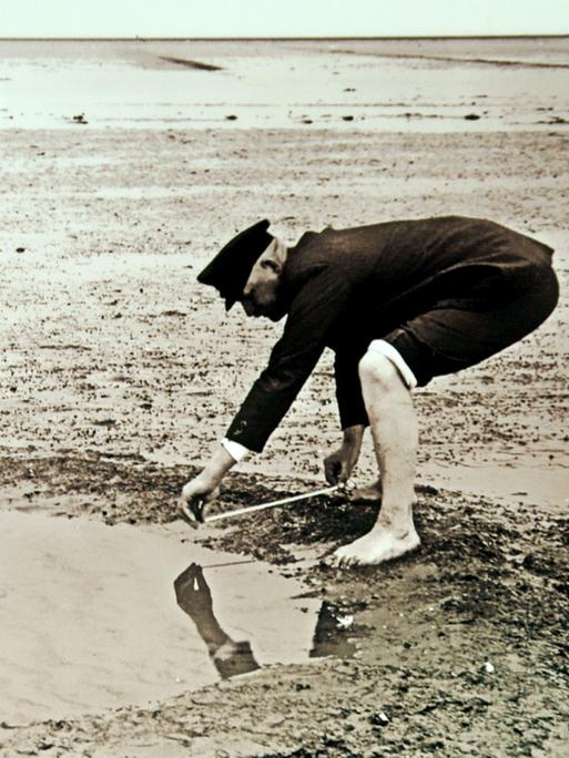 Das undatierte historische Foto zeigt den Landwirt und Hobby-Archäologen Andreas Busch bei der Vermessung von Brunnenresten im Rungholt-Watt. Rungholt wird in Sage und Dichtung als ein reicher Handelsort in Nordfriesland beschrieben. Die grosse Sturmflut von 1362 zerstörte die Siedlung und das Umland. 