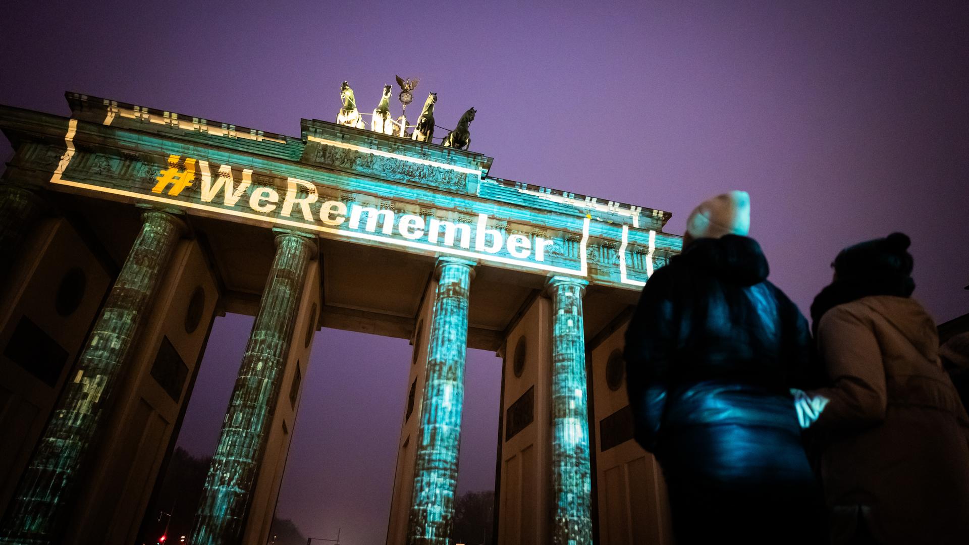 Der Hashtag «#WeRemember» (wir erinnern uns) wird anlässlich des Internationalen Tags des Gedenkens an die Opfer des Holocaust auf des Brandenburger Tor projiziert.