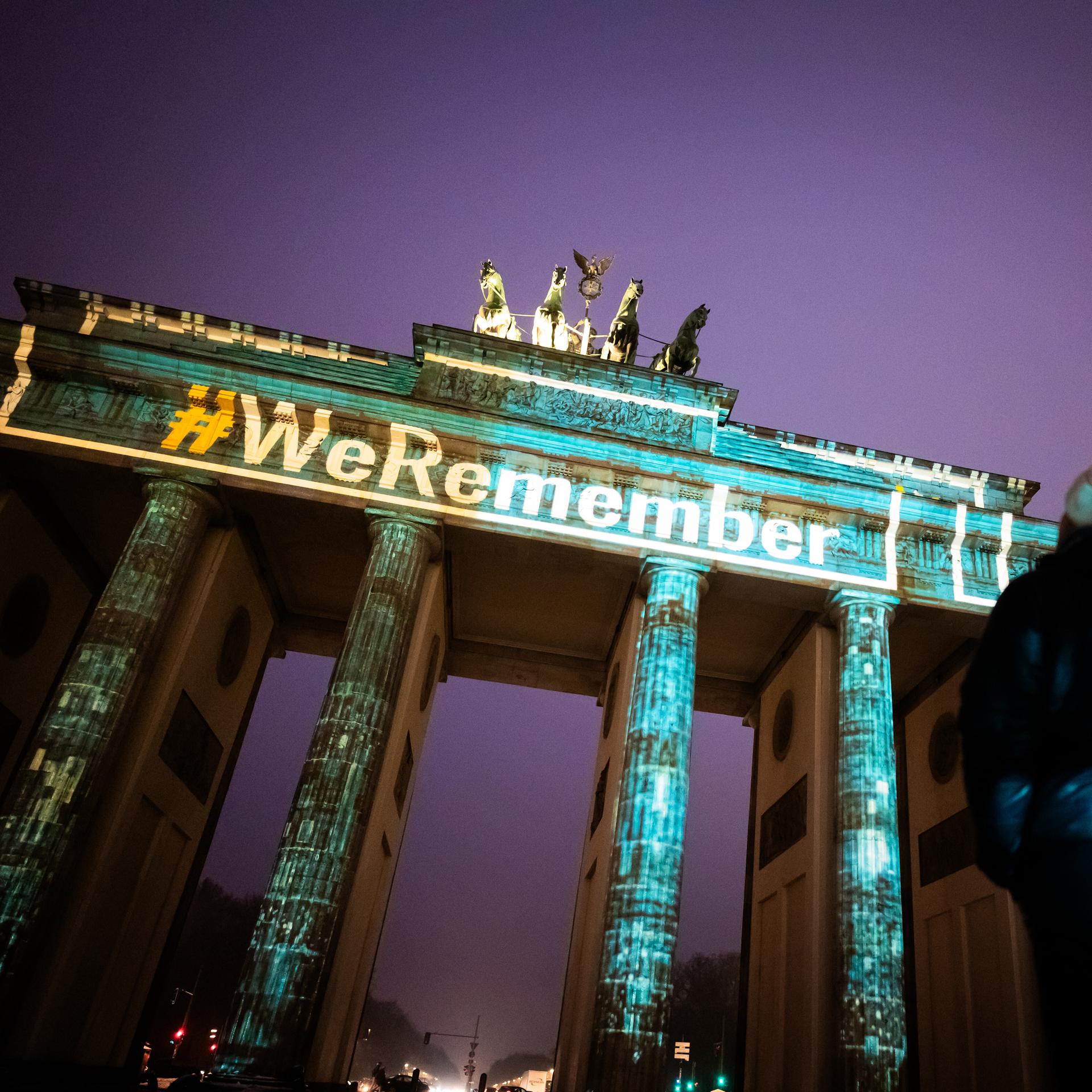 Der Hashtag «#WeRemember» (wir erinnern uns) wird anlässlich des Internationalen Tags des Gedenkens an die Opfer des Holocaust auf des Brandenburger Tor projiziert.