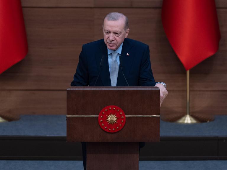 Der türkische Präsident Recep Tayyip Erdogan hält am 6. Mai 2025 eine Rede bei der Verleihung der 10. Anadolu Media Awards im Präsidentenpalast in Ankara.