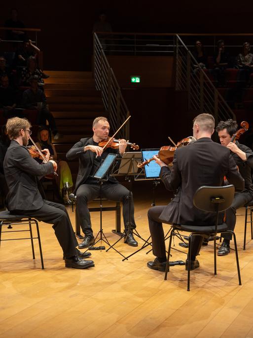 Ein Streichquartett spielt auf dem hellen Parkett des Boulez Saals Berlin
