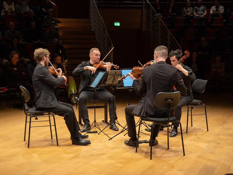 Ein Streichquartett spielt auf dem hellen Parkett des Boulez Saals Berlin