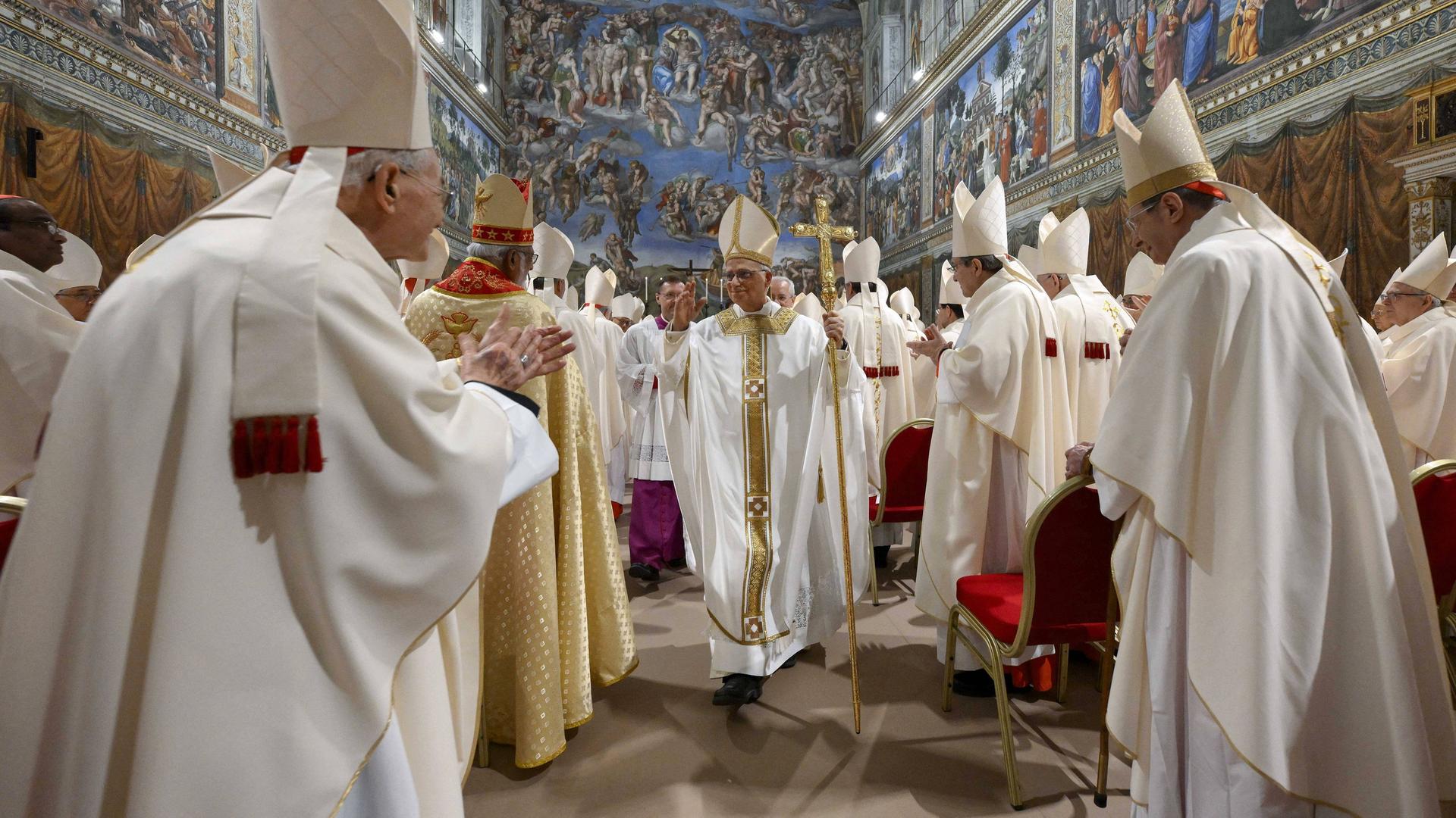 Robert Francis Prevost aka Papst Leo XIV feiert eine Messe