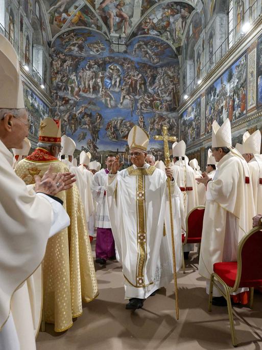 Robert Francis Prevost aka Papst Leo XIV feiert eine Messe