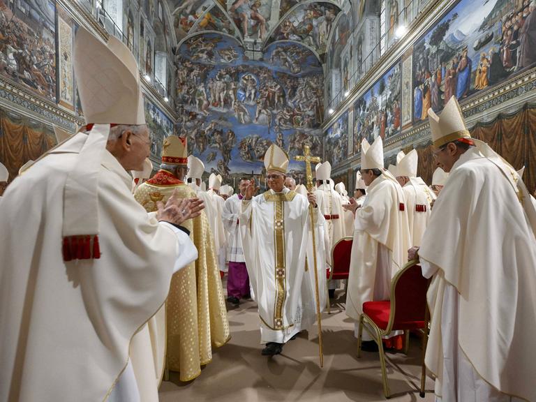 Robert Francis Prevost aka Papst Leo XIV feiert eine Messe