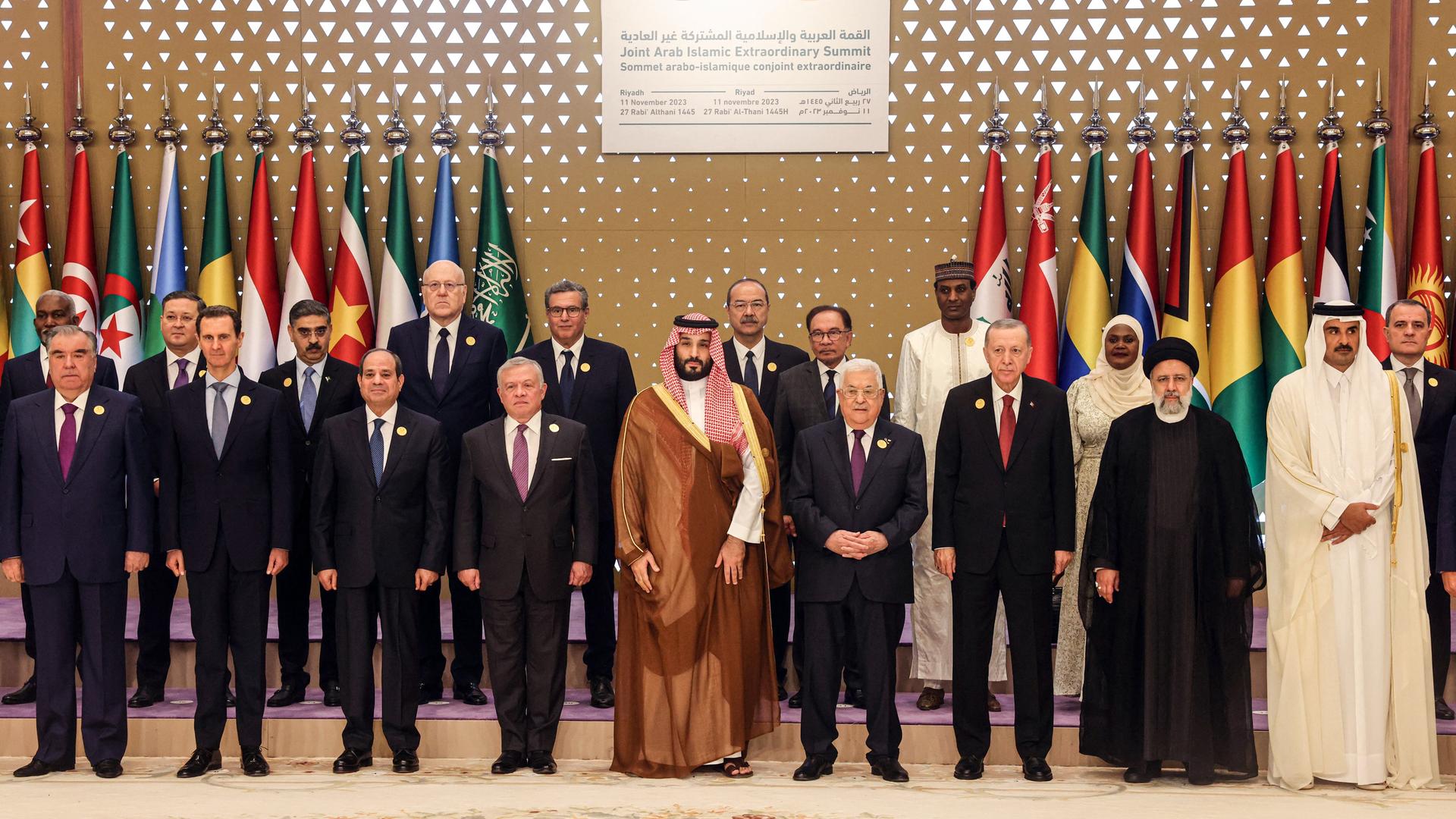Zu sehen sind Teilnehmer des Gipfeltreffens in Saudi-Araabien, darunter der saudische Kronprinz bin Salman und der türkische Präsident Erdogan.