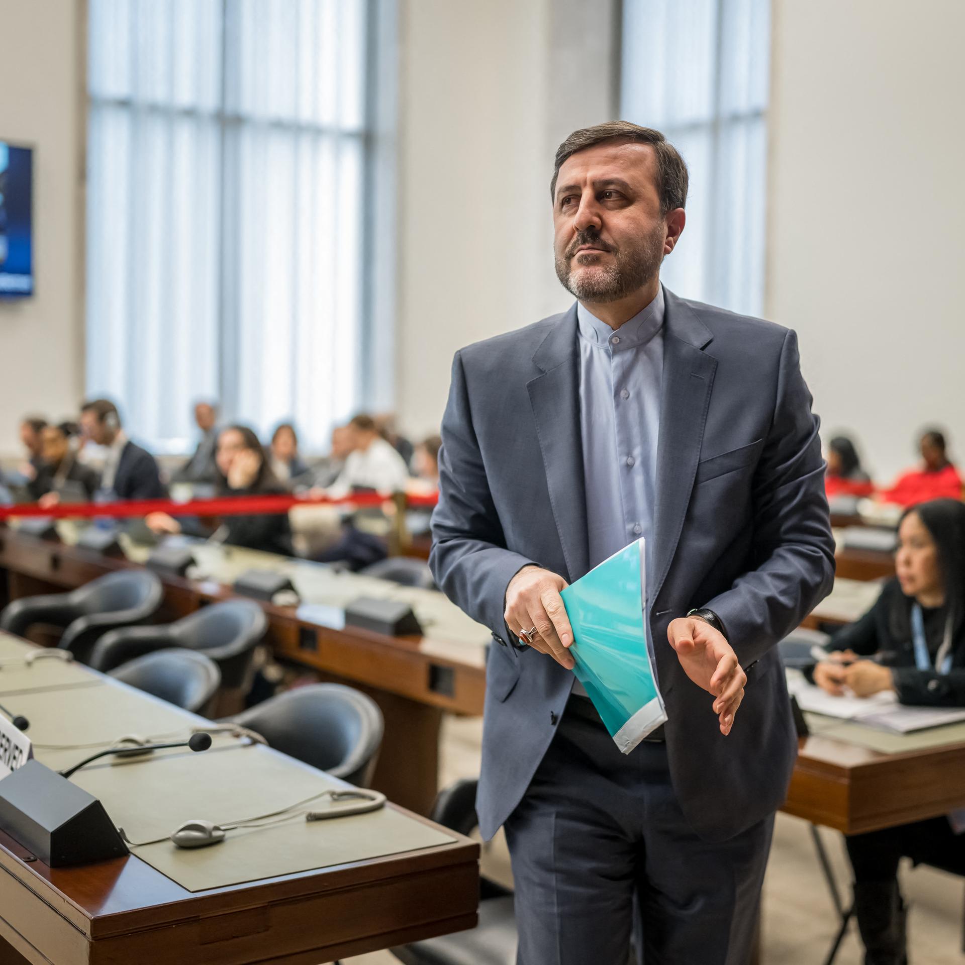 Kazeem Gharibabadi bewegt sich durch in einen Konferenzsaal.