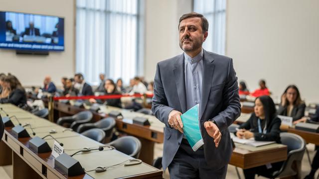 Zu sehen ist Kazeem Gharibabadi, Irans Vize-Außenminister, in einen Konferenzsaal.