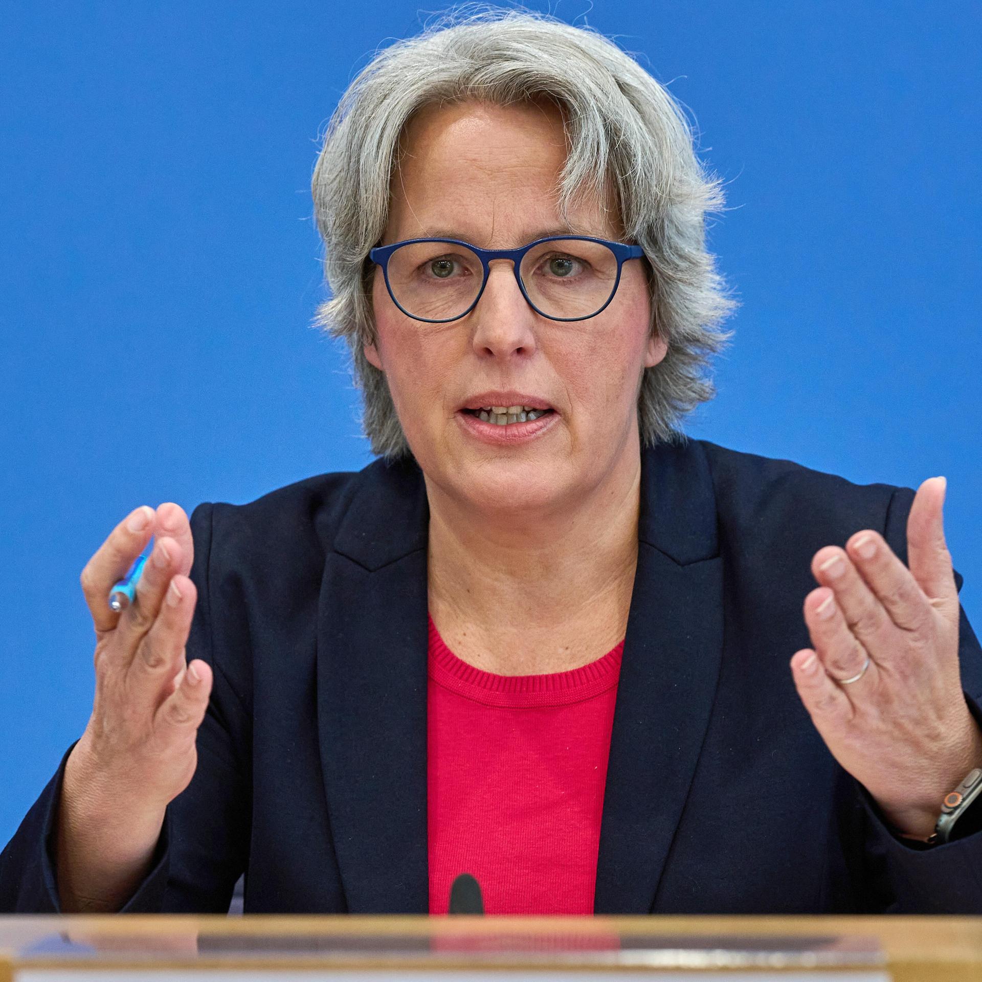 Missbrauchsbeauftragte des Bundes, Kerstin Claus, bei einer Pressekonferenz Missbrauchsbeauftragte des Bundes, Kerstin Claus, bei einer Pressekonferenz