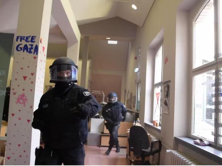 Ein Bild aus dem Video, das Ignacio Rosaslanda gemacht hat, kurz bevor er von einem Polizisten verhaftet wird