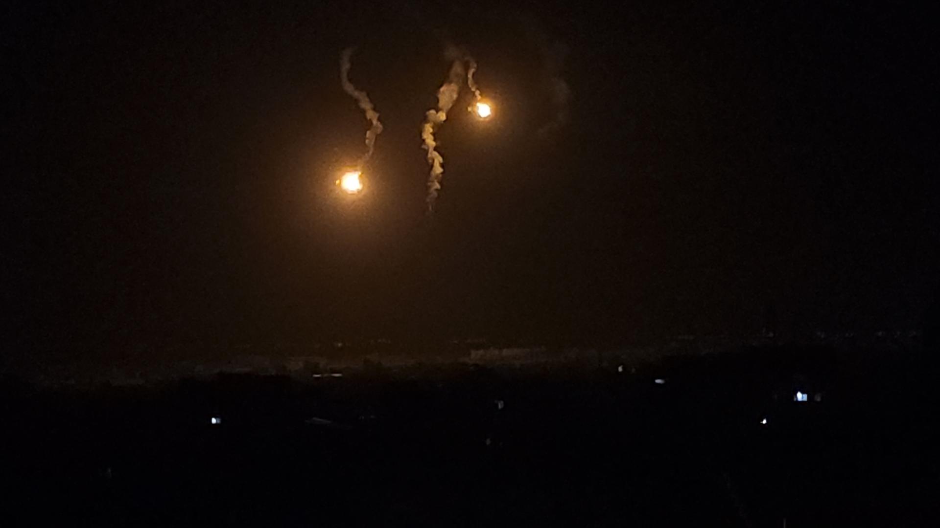 Am 6. Mai sieht man in der Dunkelheit Leuchtgeschosse über Rafah