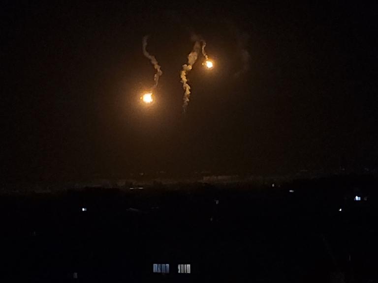 Am 6. Mai sieht man in der Dunkelheit Leuchtgeschosse über Rafah