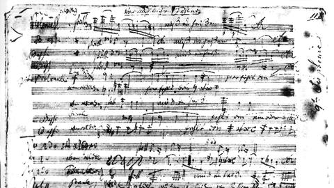Handschriftliche Noten, geschrieben von Ludwig van Beethoven. Es zeigt einen Teil aus Beethovens 9. Sinfonie.