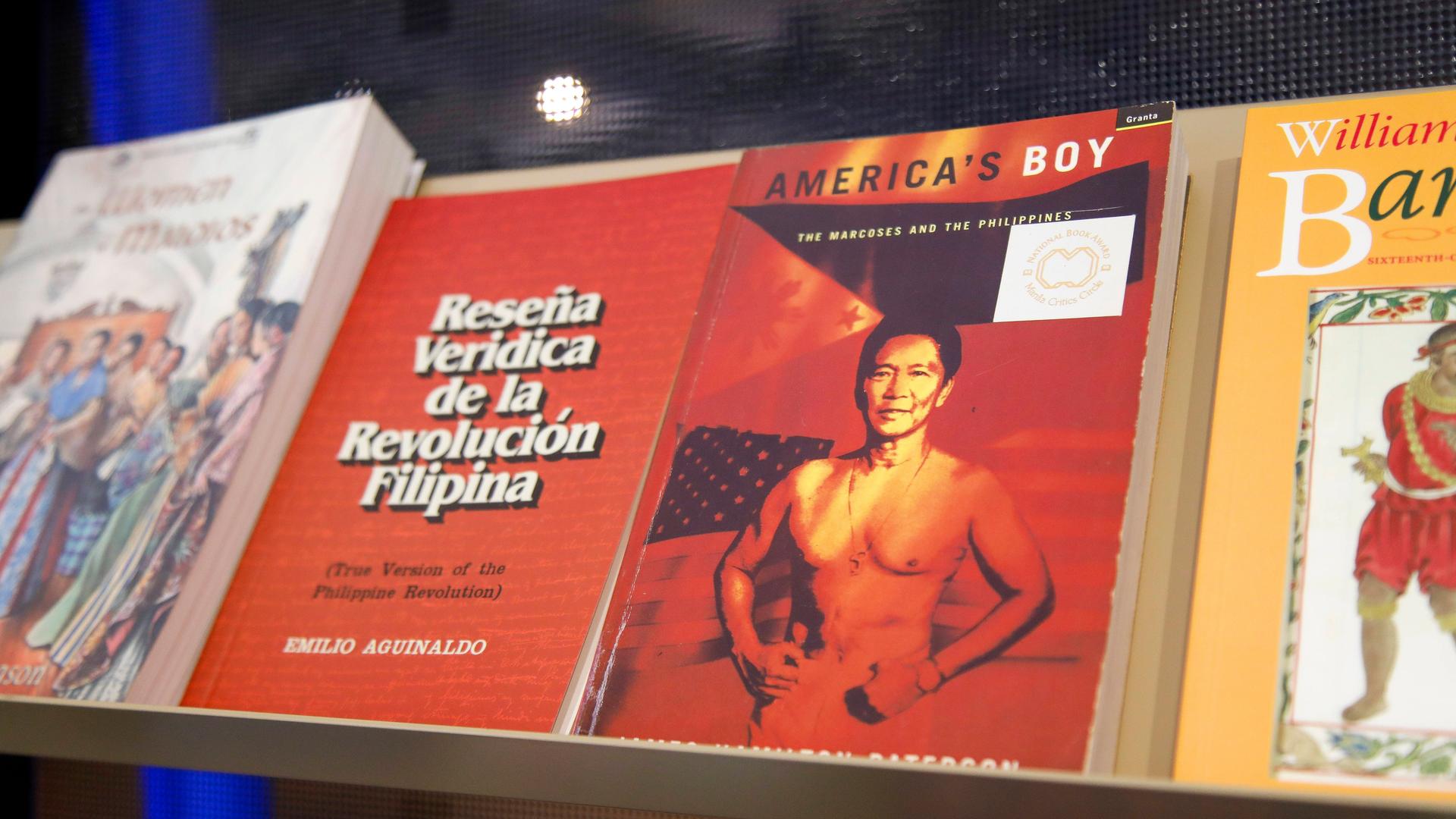 Bücher in einem Regal bei der Frankfurter Buchmesse. Es sind Bücher philippinischer Autoren. Bücher in einem Regal bei der Frankfurter Buchmesse. Es sind Bücher philippinischer Autoren.