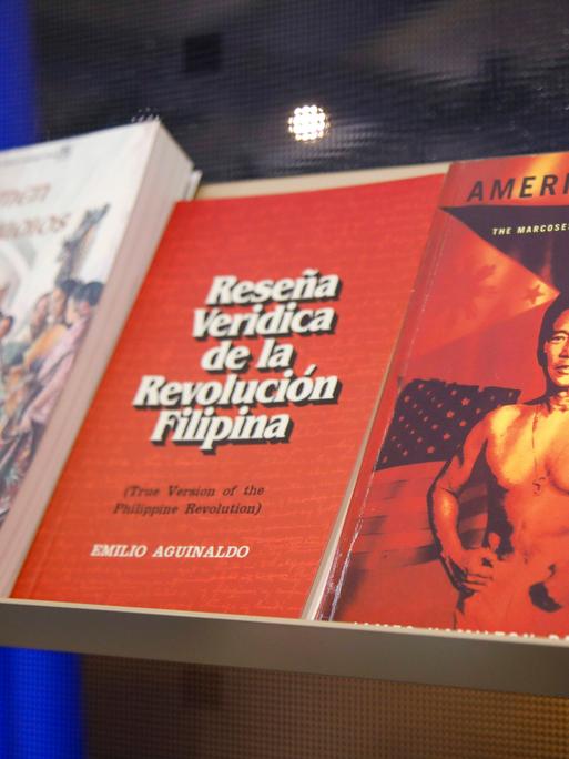 Bücher in einem Regal bei der Frankfurter Buchmesse. Es sind Bücher philippinischer Autoren.
