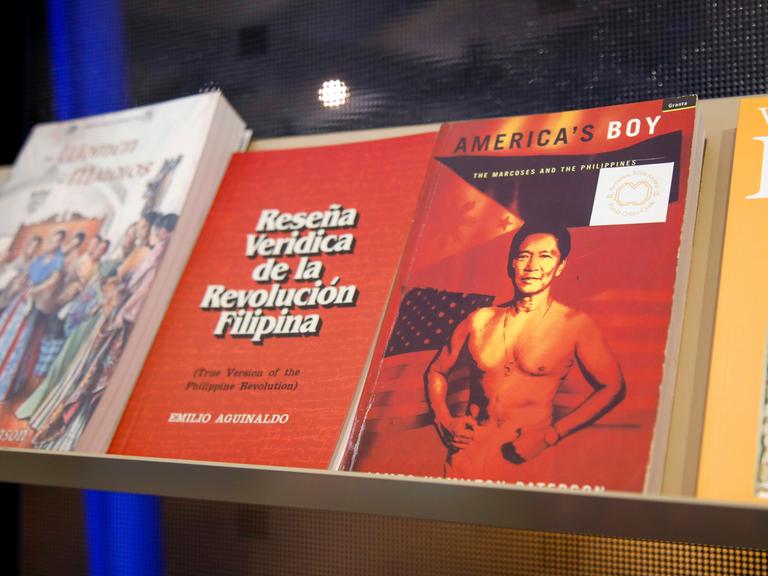 Bücher in einem Regal bei der Frankfurter Buchmesse. Es sind Bücher philippinischer Autoren.
