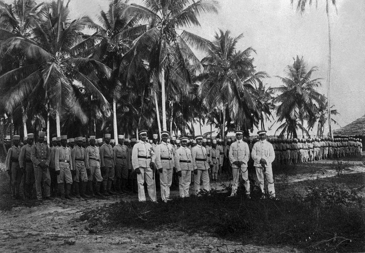 Deutsche Kommandeure mit der afrikanischen Askari-Schutztruppe im Deutsch-Ostafrika der 1900er-Jahre. Deutsche Kommandeure mit der afrikanischen Askari-Schutztruppe im Deutsch-Ostafrika der 1900er-Jahre.