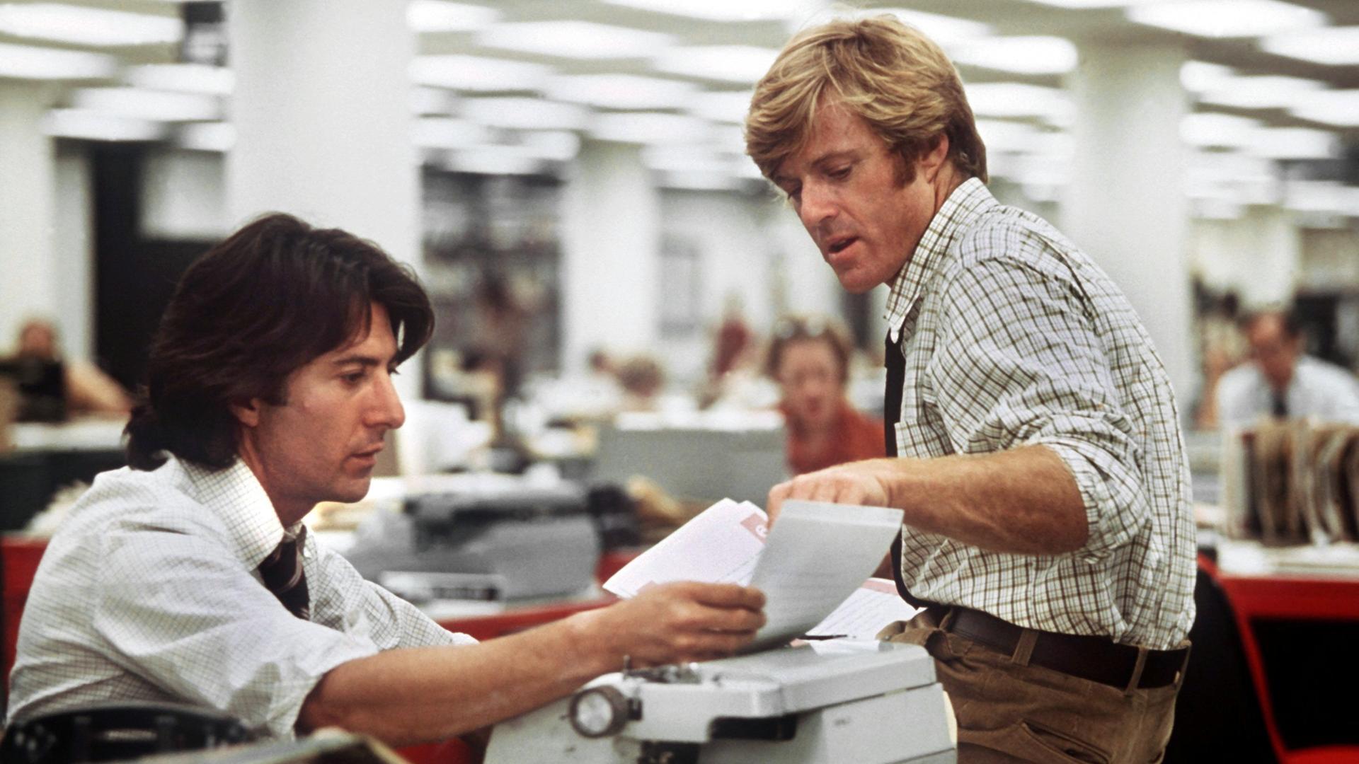 Das undatierte Archivbild zeigt die beiden amerikanischen Schauspieler Dustin Hoffman und Robert Redford in einer Szene des Films "Die Unbestechlichen" von Regisseur Alan Pakula.