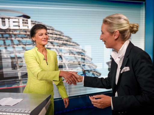 Alice Weidel und Sahra Wagenknecht reichen in einem TV-Studio einander die Hände Alice Weidel und Sahra Wagenknecht reichen in einem TV-Studio einander die Hände