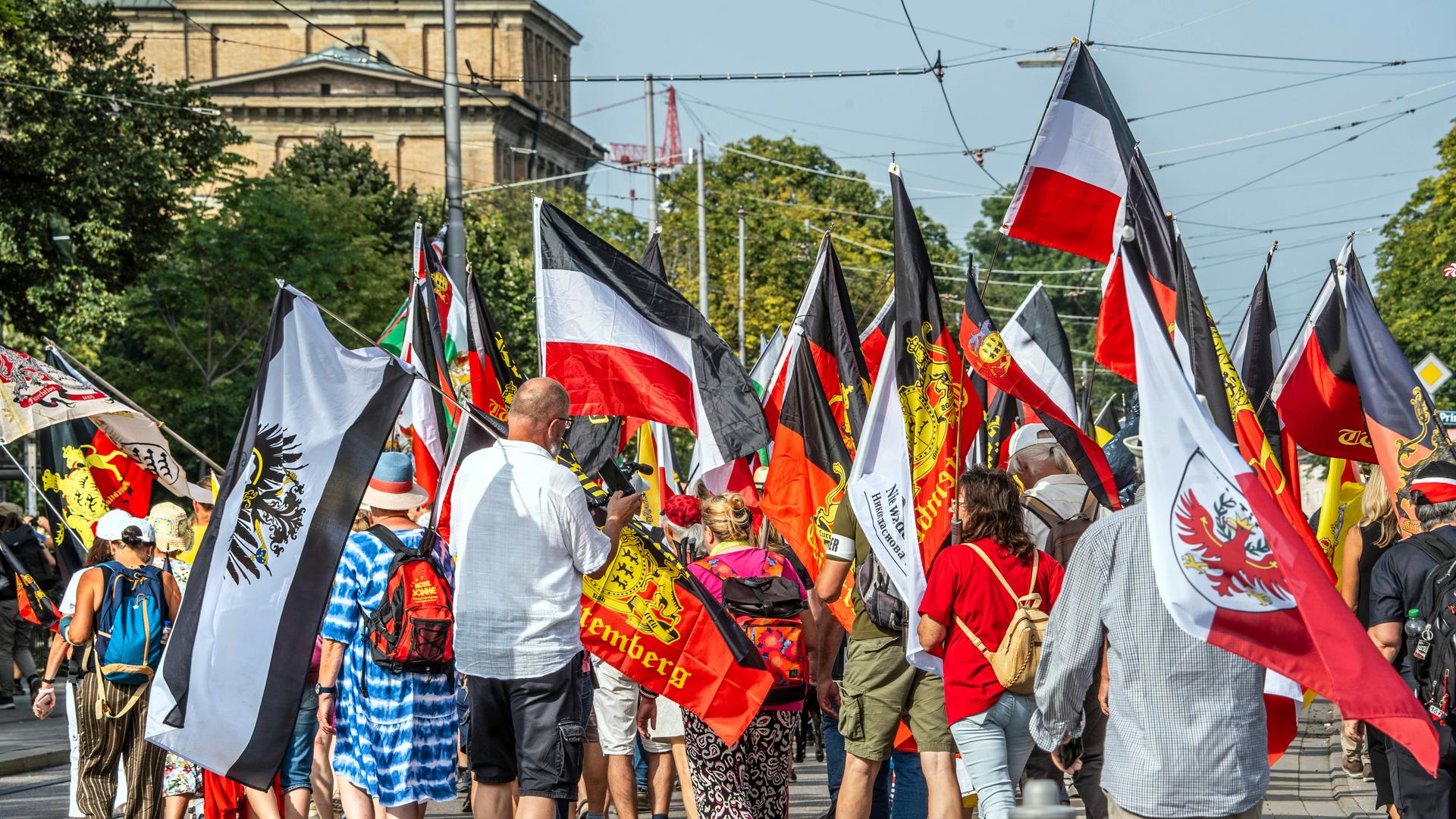 Reichsbürger-Treffen, Demonstrationszug, rot-weiße Flaggen. Reichsbürger-Treffen, Demonstrationszug, rot-weiße Flaggen.