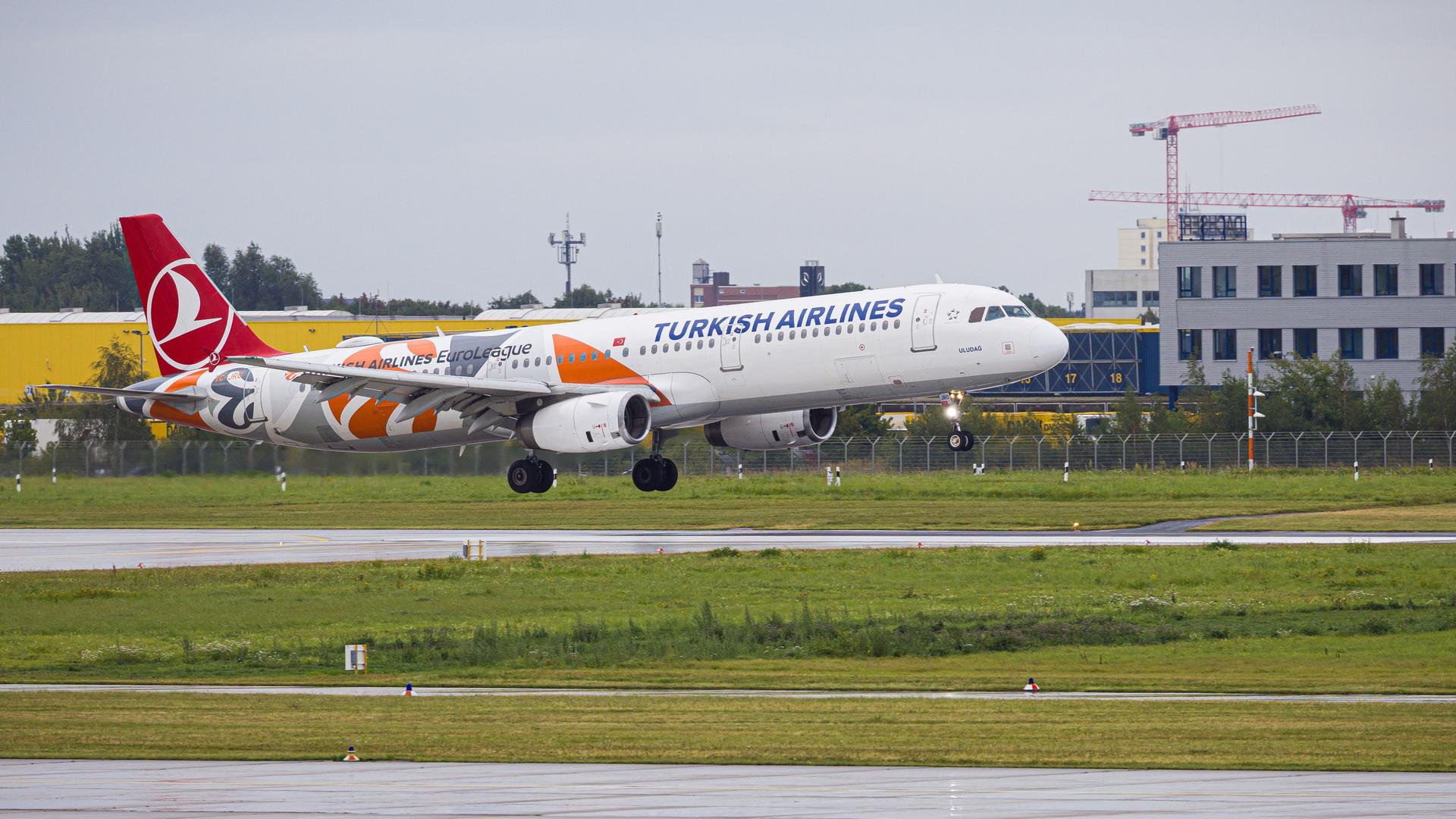 Ein Flugzeug der Fluggesellschaft "Turkish Airlines" landet auf dem Flughafen Hannover-Langenhagen. Ein Flugzeug der Fluggesellschaft "Turkish Airlines" landet auf dem Flughafen Hannover-Langenhagen.