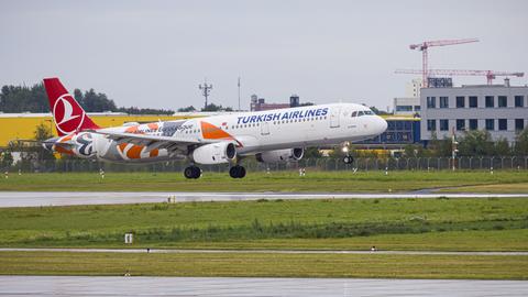 Ein Flugzeug der Fluggesellschaft "Turkish Airlines" landet auf dem Flughafen Hannover-Langenhagen.