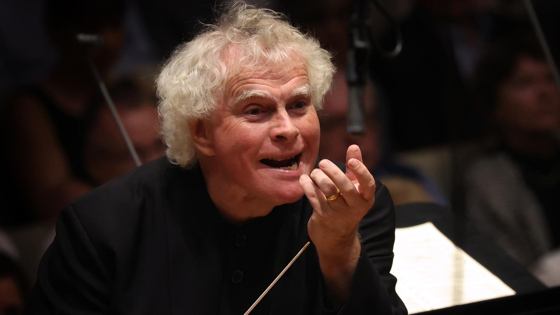 Simon Rattle, Chefdirigent des Symphonieorchesters des Bayerischen Rundfunks, dirigiert im Herkulessaal der Residenz.