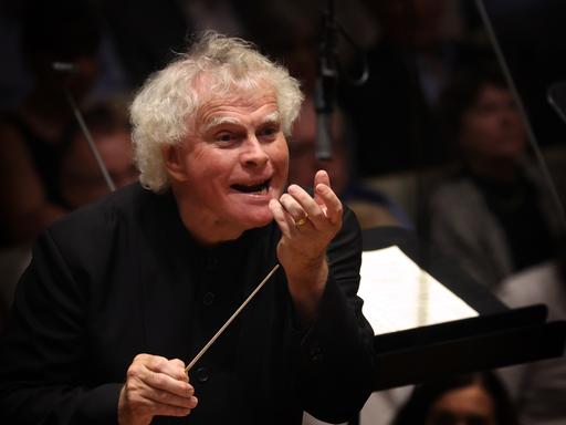 Simon Rattle, Chefdirigent des Symphonieorchesters des Bayerischen Rundfunks, dirigiert im Herkulessaal der Residenz.