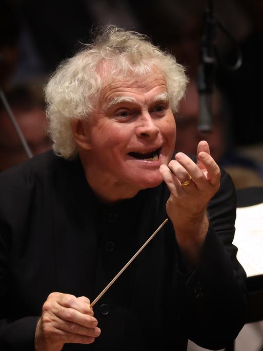 Simon Rattle, Chefdirigent des Symphonieorchesters des Bayerischen Rundfunks, dirigiert im Herkulessaal der Residenz.