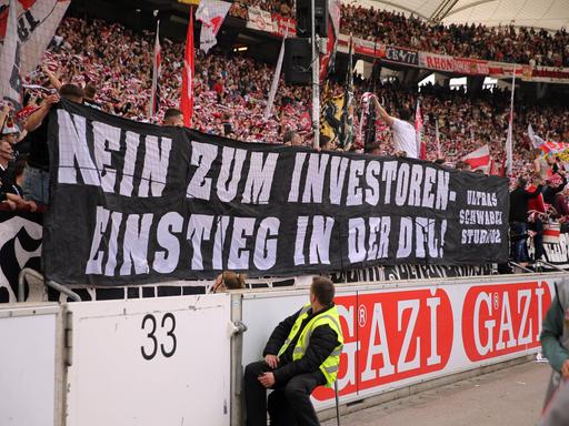 29.04.23 VfB Stuttgart - Borussia Mönchengladbach Deutschland, Stuttgart, 29.04.2023, Fussball, Bundesliga, VfB Stuttgart - Borussia Mönchengladbach: VfB Stuttgart Plakat Nein zum Investoren Einstieg in die DFL. *** 29 04 23 VfB Stuttgart Borussia Mönchengladbach Germany, Stuttgart, 29 04 2023, football, Bundesliga, VfB Stuttgart Borussia Mönchengladbach VfB Stuttgart poster No to investor entry into DFL