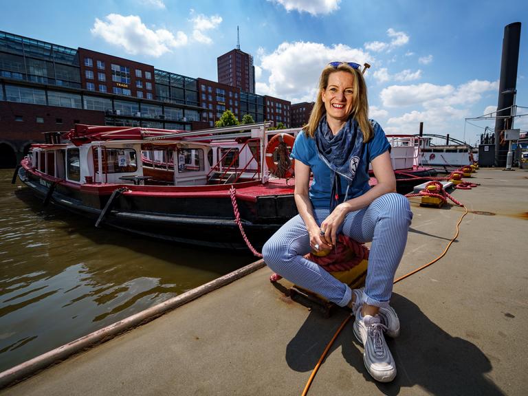 Tourguide Maike Brunk zeigt gern versteckte Ecken im Hamburger Hafen.