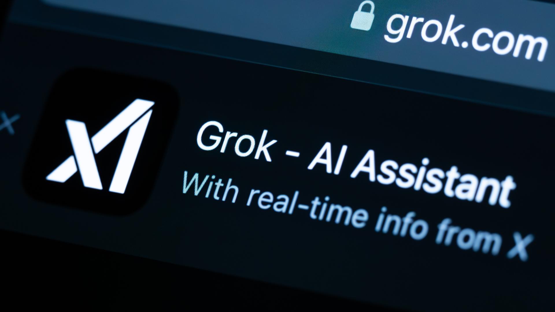 Die Applikation-App des KI-Chatbot Grok, der vom Unternehmen xAI entwickelt wird, und von Elon Musk im Jahr 2023 gegründet wurde, ist auf dem Display eines iPhone zu sehen