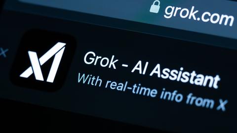 Die Applikation-App des KI-Chatbot Grok, der vom Unternehmen xAI entwickelt wird, und von Elon Musk im Jahr 2023 gegründet wurde, ist auf dem Display eines iPhone zu sehen