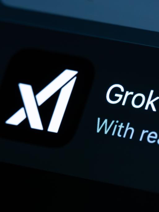 Die Applikation-App des KI-Chatbot Grok, der vom Unternehmen xAI entwickelt wird, und von Elon Musk im Jahr 2023 gegründet wurde, ist auf dem Display eines iPhone zu sehen