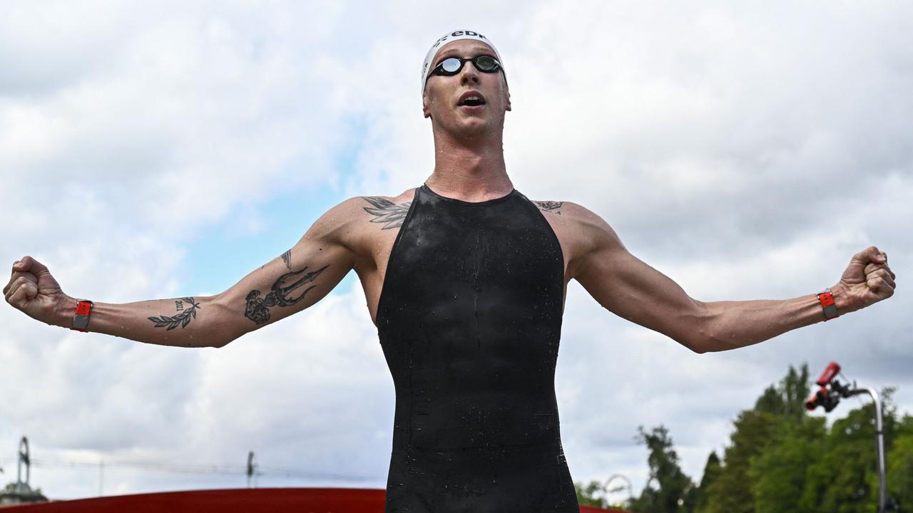 Paris: Der deutsche Schwimmer Florian Wellbrock feiert seinen Sieg im 5-km-Freiwasserschwimmen der Männer bei den LEN-Wassersport-Europameisterschaften. Er streckt beide Arme mit Fäusten aus.