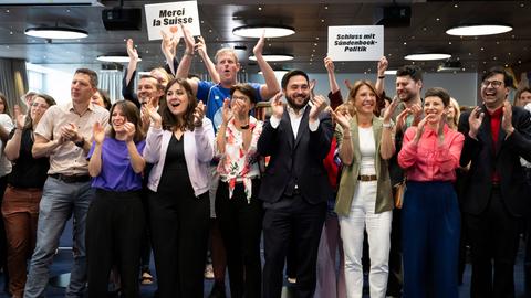 Eine Gruppe von Schweizer Politikern und Politikerinnen der Parteien SP und Grüne feiern die Bekanntgabe der vorläufigen Ergebnisse gegen die Volksinitiative der SVP.