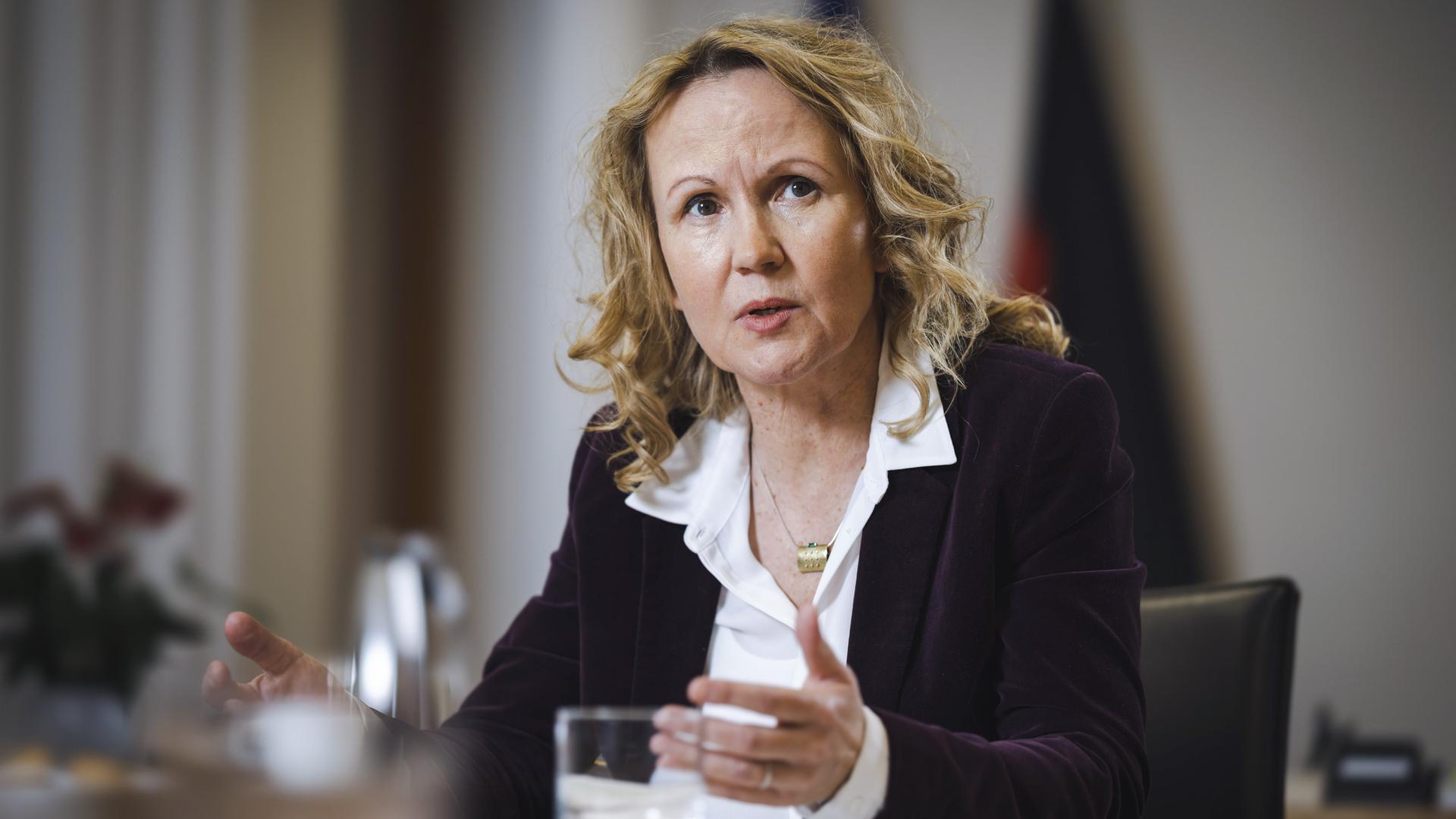 Steffi Lemke unterstreicht ihre Worte mit Gesten.