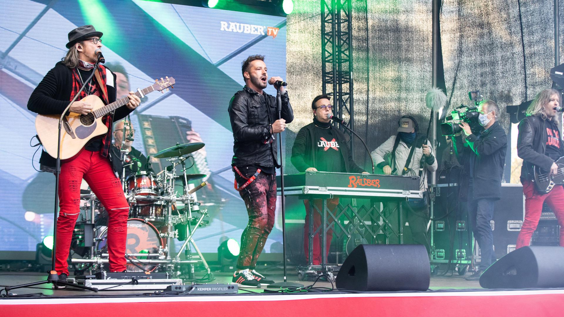 Die Band «Räuber» singt bei einer Demonstration der Veranstaltungsbranche vor dem nordrhein-westfälischen Landtag. Die Organisatoren der «Alarmstufe Rot»-Proteste beklagen drastische Umsatzeinbrüche durch die Coronapandemie.