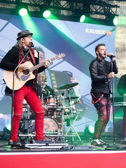 Die Band «Räuber» singt bei einer Demonstration der Veranstaltungsbranche vor dem nordrhein-westfälischen Landtag. Die Organisatoren der «Alarmstufe Rot»-Proteste beklagen drastische Umsatzeinbrüche durch die Coronapandemie.